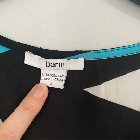 Bar III Women’s V Neck Geometric Printed Cold-Shoulder Blouse size L - Picture 2 of 4